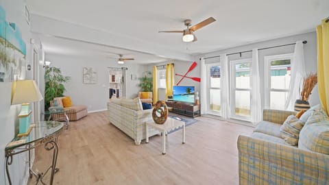 Jacksonville Beach Home - Walk to Beach, Bars & Restaurants - Pet Friendly House in Jacksonville Beach