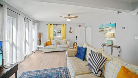 Jacksonville Beach Home - Walk to Beach, Bars & Restaurants - Pet Friendly House in Jacksonville Beach