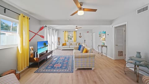 Jacksonville Beach Home - Walk to Beach, Bars & Restaurants - Pet Friendly House in Jacksonville Beach