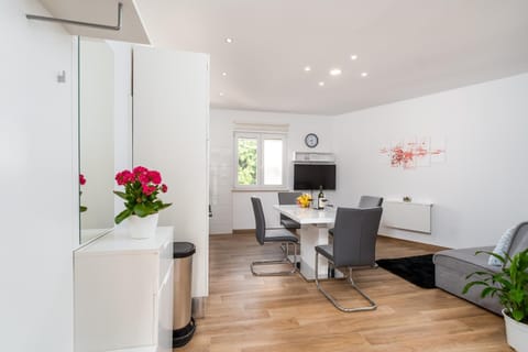 TV and multimedia, Living room, Seating area, Dining area