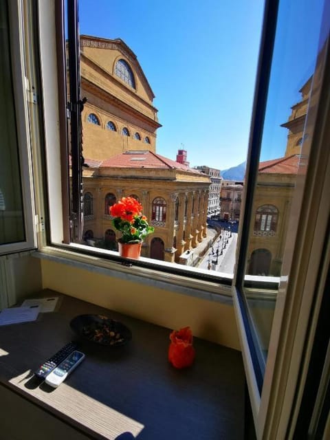 Nearby landmark, Balcony/Terrace, City view, Street view