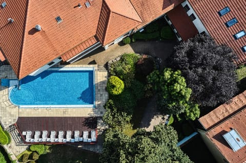 Property building, Day, Bird's eye view, Pool view, Swimming pool, sunbed