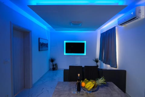 Communal lounge/ TV room, TV and multimedia, Living room, Seating area, Dining area