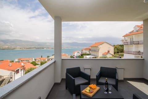 Balcony/Terrace, Balcony/Terrace, Sea view, Street view