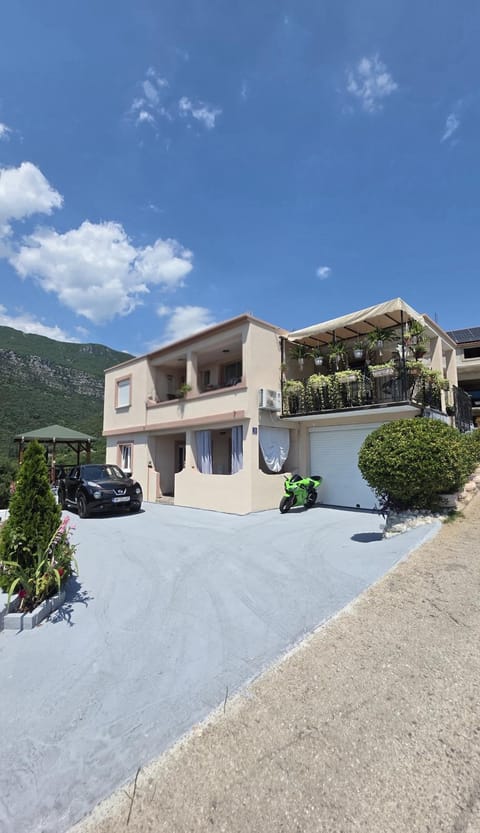 Property building, Day, Natural landscape, Mountain view, Parking