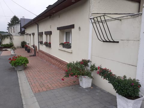 Property building, Patio, Facade/entrance, Balcony/Terrace