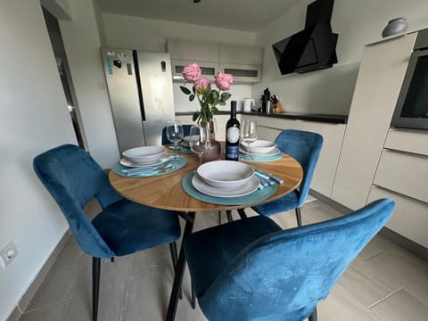 Kitchen or kitchenette, Seating area, Dining area