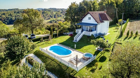 Property building, Spring, Day, Natural landscape, Bird's eye view, Garden, Garden view, Mountain view, Pool view, Swimming pool, sunbed