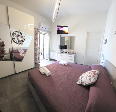 Bed, TV and multimedia, Photo of the whole room, Bedroom, towels