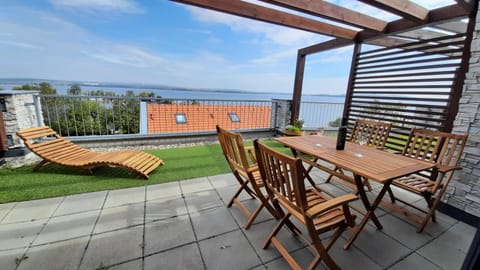 View (from property/room), Balcony/Terrace, Lake view