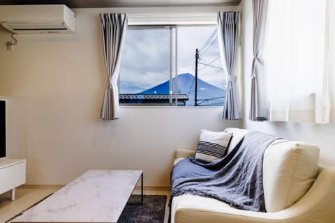 Living room, Photo of the whole room, Seating area, Mountain view, air conditioner