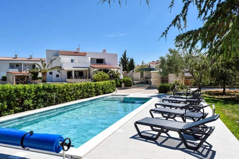 Property building, Day, Garden, Garden view, Pool view, Swimming pool