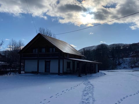 Property building, Day, Natural landscape, Winter, Mountain view