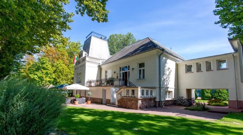 Property building, Facade/entrance, Garden, On site, Garden view