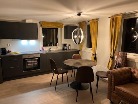 Kitchen or kitchenette, Dining area, stove