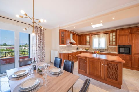 Kitchen or kitchenette, Dining area, Food, minibar