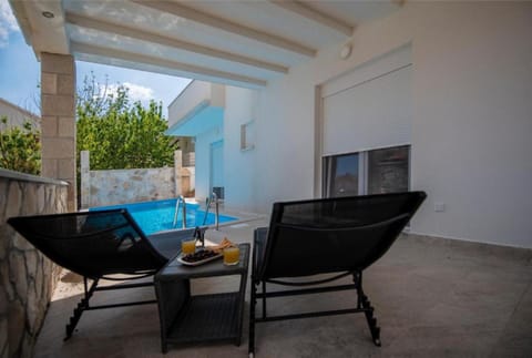 Balcony/Terrace, Swimming pool, sunbed