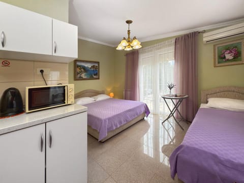 Kitchen or kitchenette, Photo of the whole room