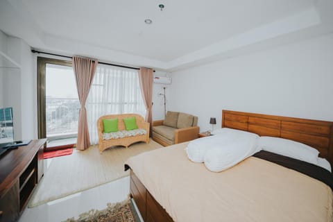 TV and multimedia, Seating area, Bedroom