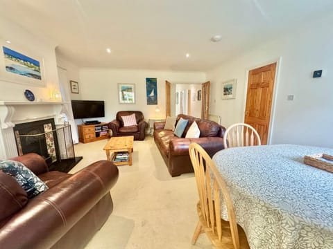 CYNEFIN- 3 Bed, 2 Bath-1 x En-Suite, DETCAHED BUNGLAOW- PET FRIENDLY House in Trearddur Bay