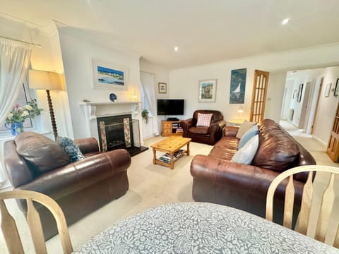 CYNEFIN- 3 Bed, 2 Bath-1 x En-Suite, DETCAHED BUNGLAOW- PET FRIENDLY House in Trearddur Bay
