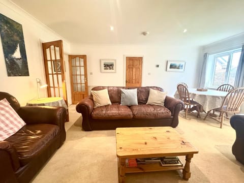 CYNEFIN- 3 Bed, 2 Bath-1 x En-Suite, DETCAHED BUNGLAOW- PET FRIENDLY House in Trearddur Bay