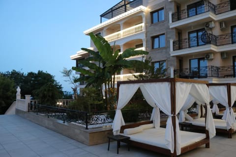 Property building, Patio, Garden, Swimming pool, sunbed, Internal: Not applicable to any particular room