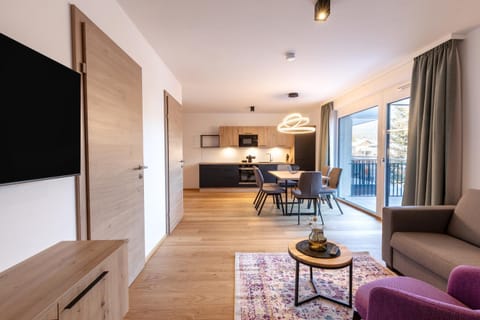 Communal lounge/ TV room, Kitchen or kitchenette, Living room, Seating area, Dining area