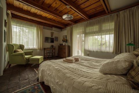 Bed, TV and multimedia, Photo of the whole room