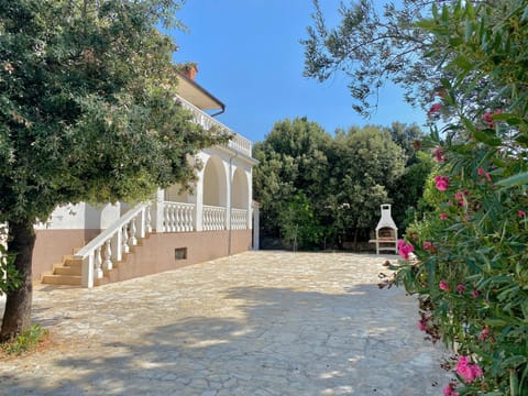 Property building, BBQ facilities, Garden