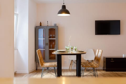 TV and multimedia, Seating area, Dining area