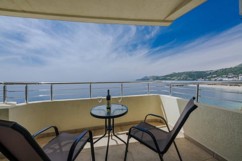 Day, Natural landscape, View (from property/room), Balcony/Terrace, Seating area, Dining area, Mountain view, Sea view