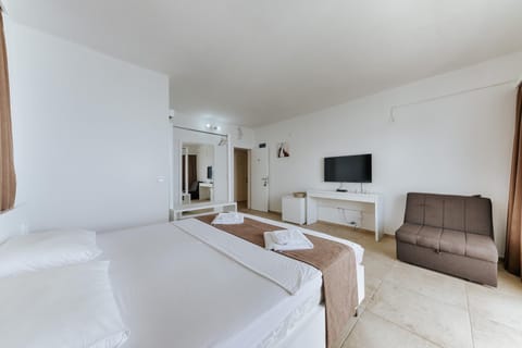 TV and multimedia, Photo of the whole room, Seating area, Evening entertainment, Bedroom