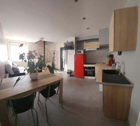 Kitchen or kitchenette, Dining area, dishwasher, minibar, pet friendly, stove