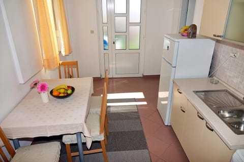 Kitchen or kitchenette, Communal kitchen