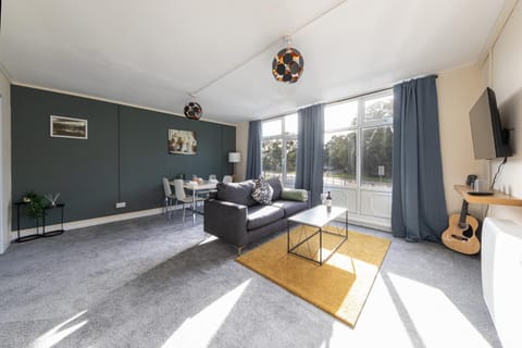 Luke Stays - Cheveley Park Apartment in Durham