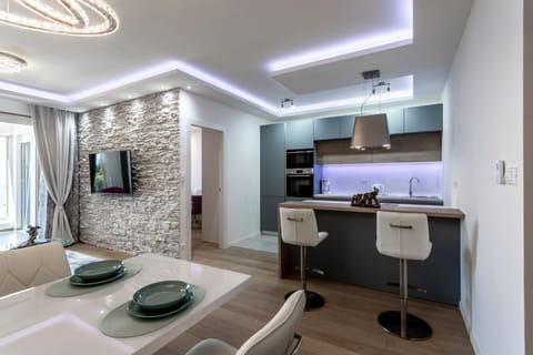 Kitchen or kitchenette, Living room, Seating area, Dining area