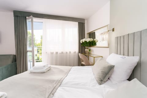 Bed, Photo of the whole room, hair dresser