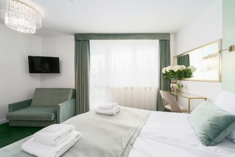 Bed, TV and multimedia, Photo of the whole room, Seating area, hair dresser