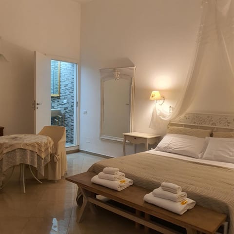 Bed, Living room, Photo of the whole room, Seating area, Bedroom