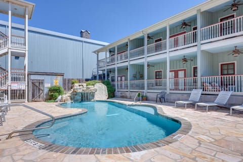 Cozy New Braunfels Condo with Community Pool and Grill Apartment in Gruene