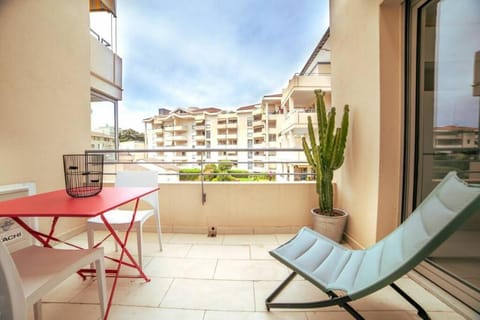 Balcony/Terrace, City view, Street view