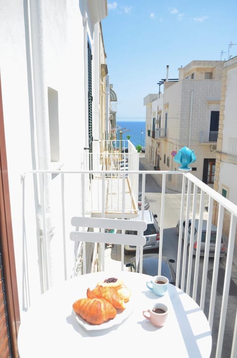 Balcony/Terrace, Street view