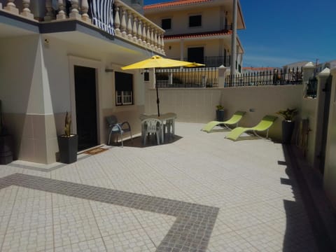 Patio, Day, sunbed