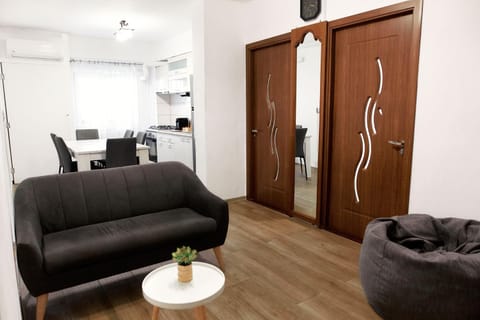 Kitchen or kitchenette, Seating area