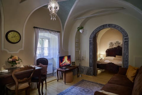 Bed, Living room, Photo of the whole room, Decorative detail