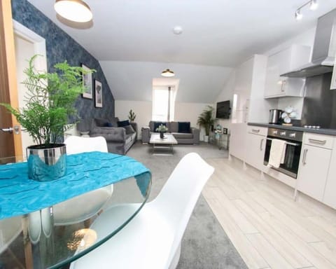 Luxe Living Guest House-Sleeps 6 -Family Friendly-Private Parking-Wifi-City-Beach Apartment in Swansea