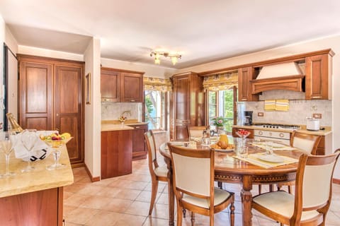 Kitchen or kitchenette, Living room, Dining area, Food, minibar, pet friendly, stove