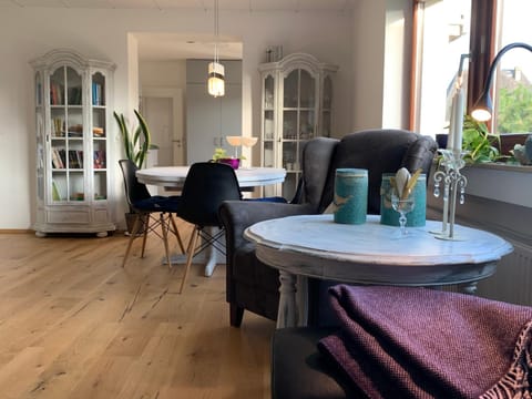 TV and multimedia, Living room, Seating area, Dining area, Dinner