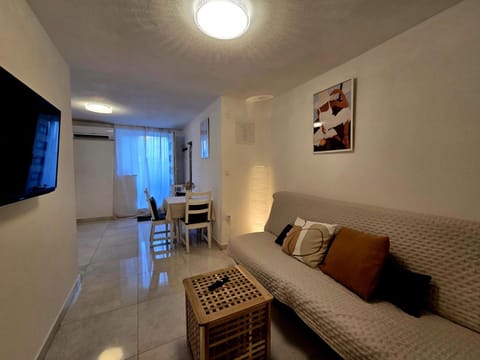 TV and multimedia, Living room, Seating area, Dining area, air conditioner